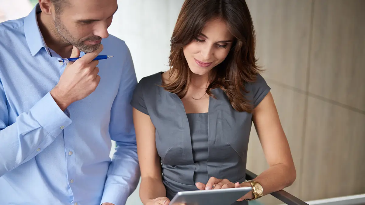 consultoria contábil para empresas em BH - Especialista em consultoria contábil orientando uma empresa em BH
