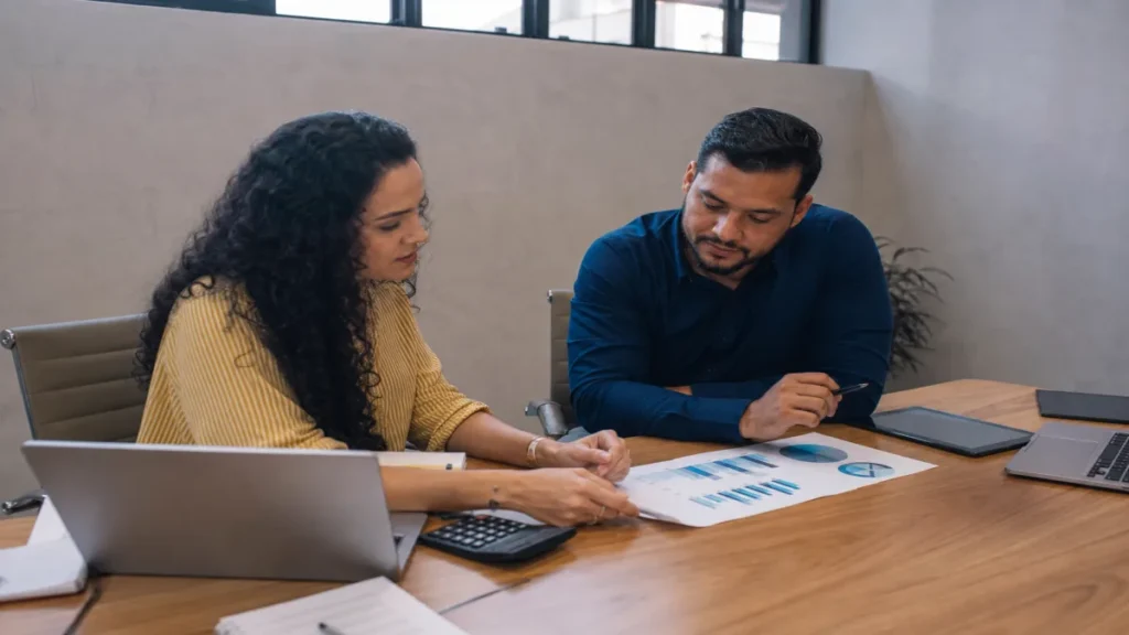 Equipe discutindo simulação tributária para empresas: como fazer do jeito certo como parte da estratégia de planejamento.